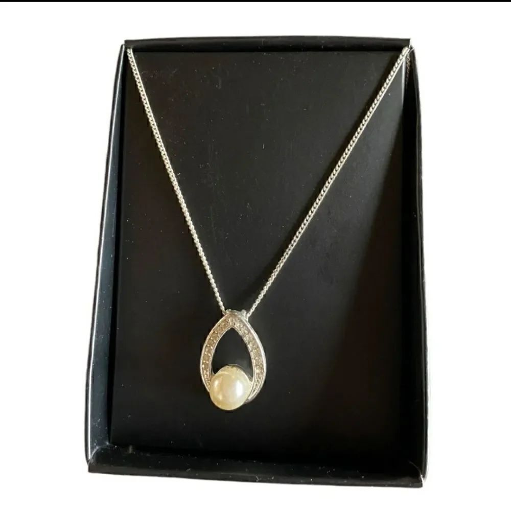 NWT Vintage Avon Silvertone Necklace with Rhinestones and Simulated Pearl